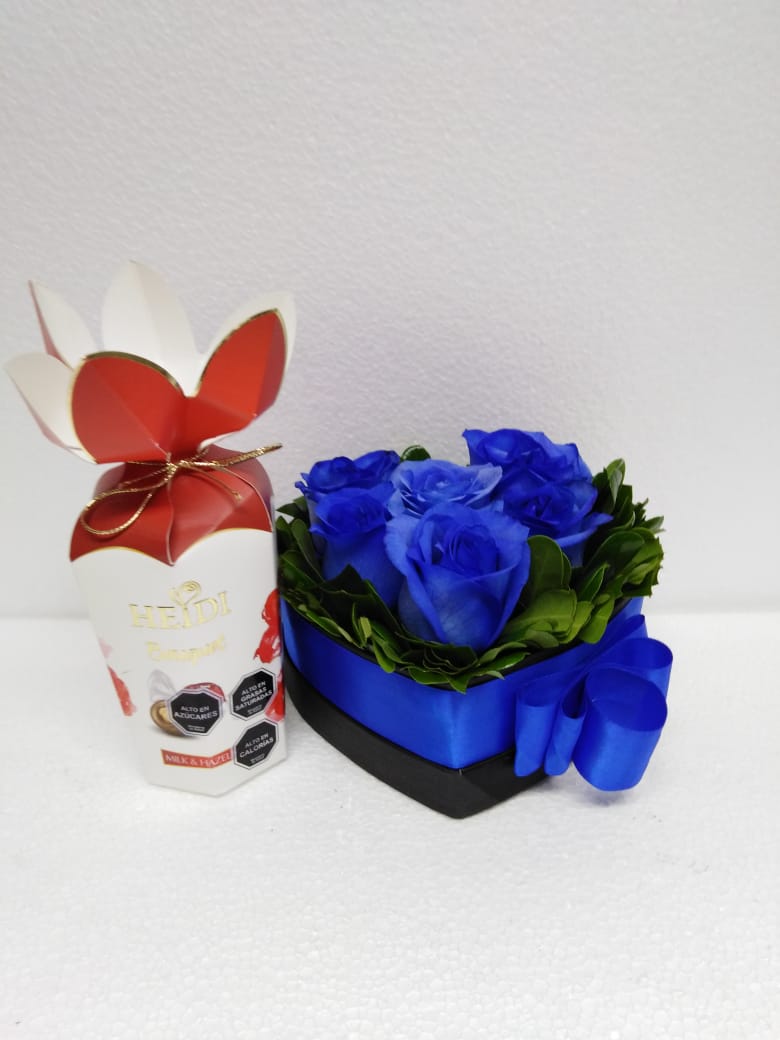 6 Rosas Azules en Caja Corazón y Bombones Heidi Bouquet de 120 Grs 